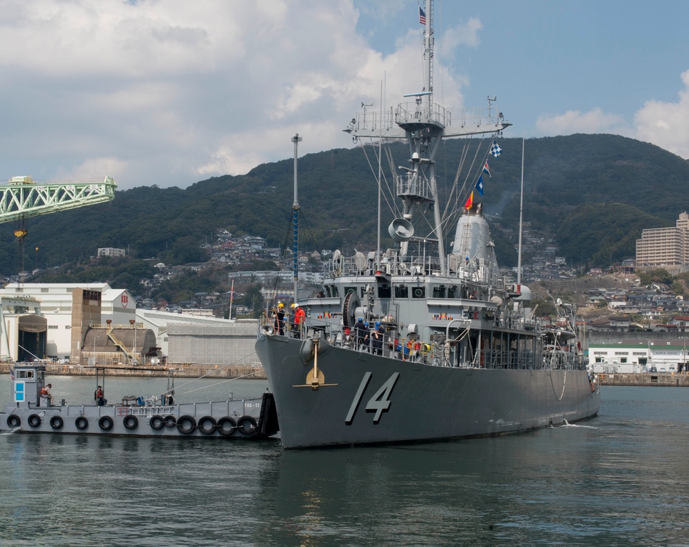 USS Chief Underway