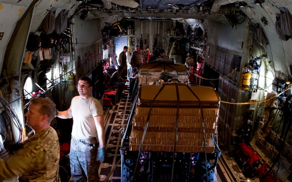 9th SOS pefroms a CDS airdrop and staticline jump with soldirs of 3rd Special Forces Group