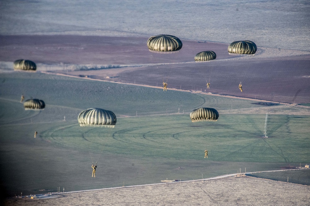 9th SOS pefroms a CDS airdrop and staticline jump with soldirs of 3rd Special Forces Group