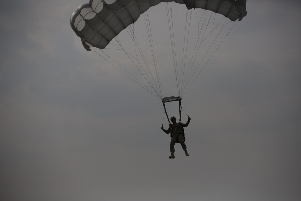 U.S., Republic of Korea Recon Marines conduct parachute operations