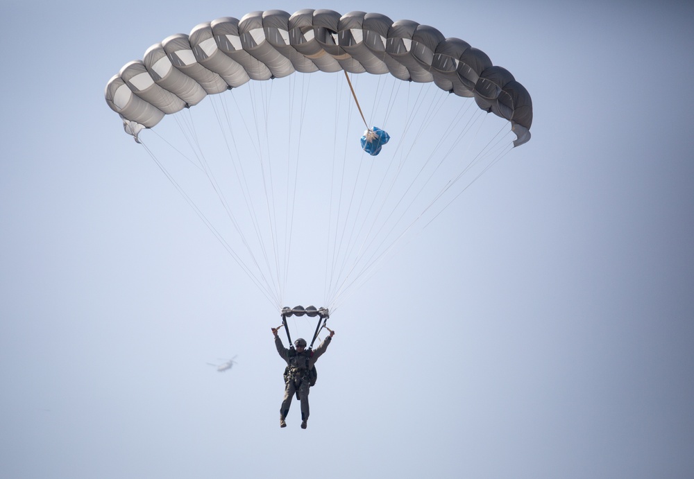 Illinois Marine conducts parachute operations in Republic of Korea