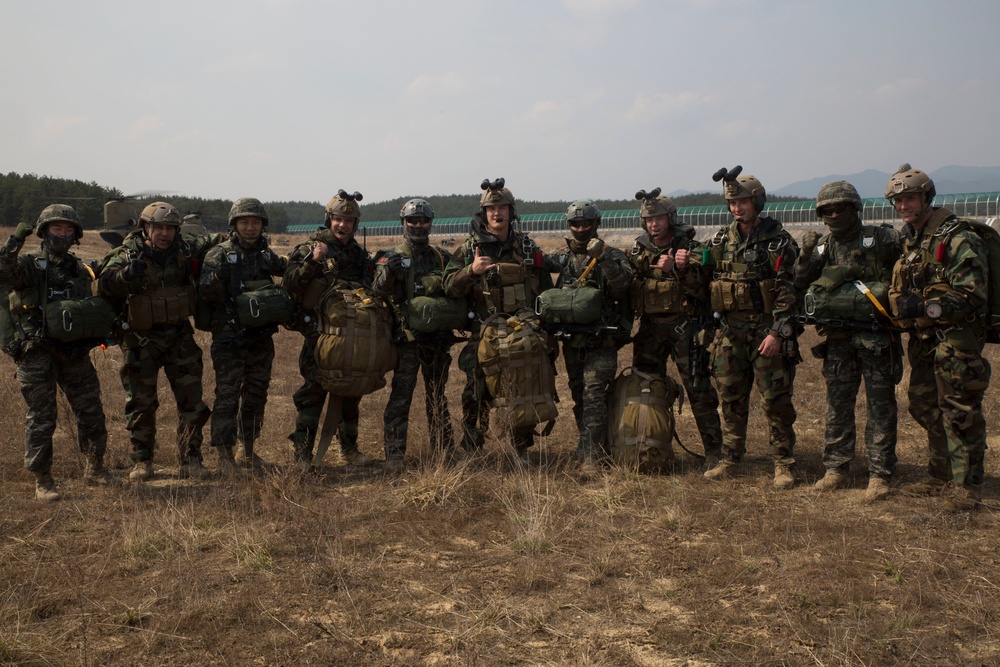 Jump Together: U.S., ROK Marines conduct parachute operations