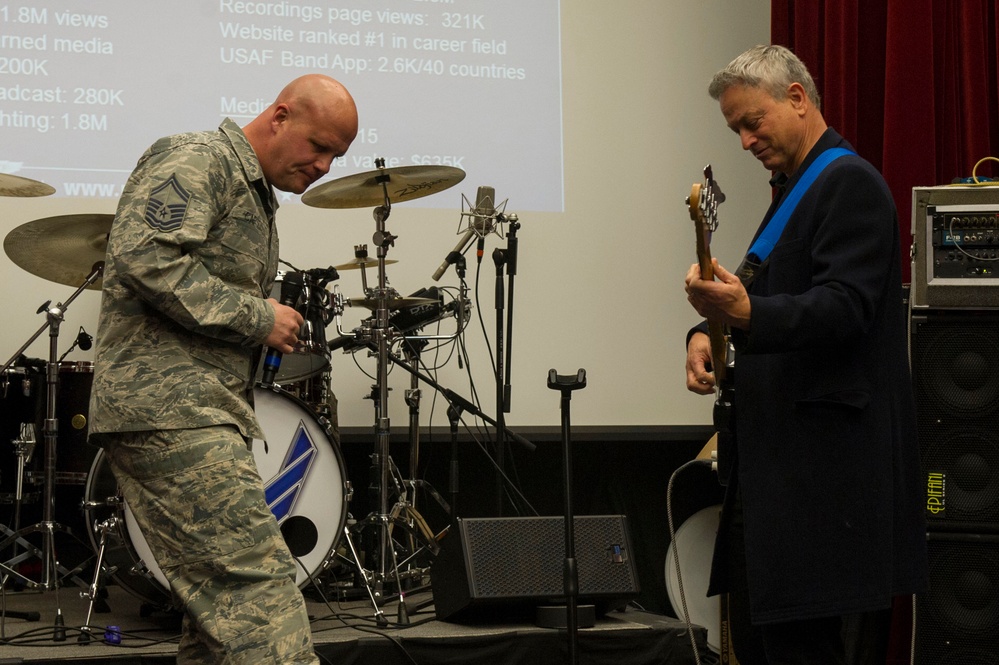 Gary Sinise visits Air Force Band