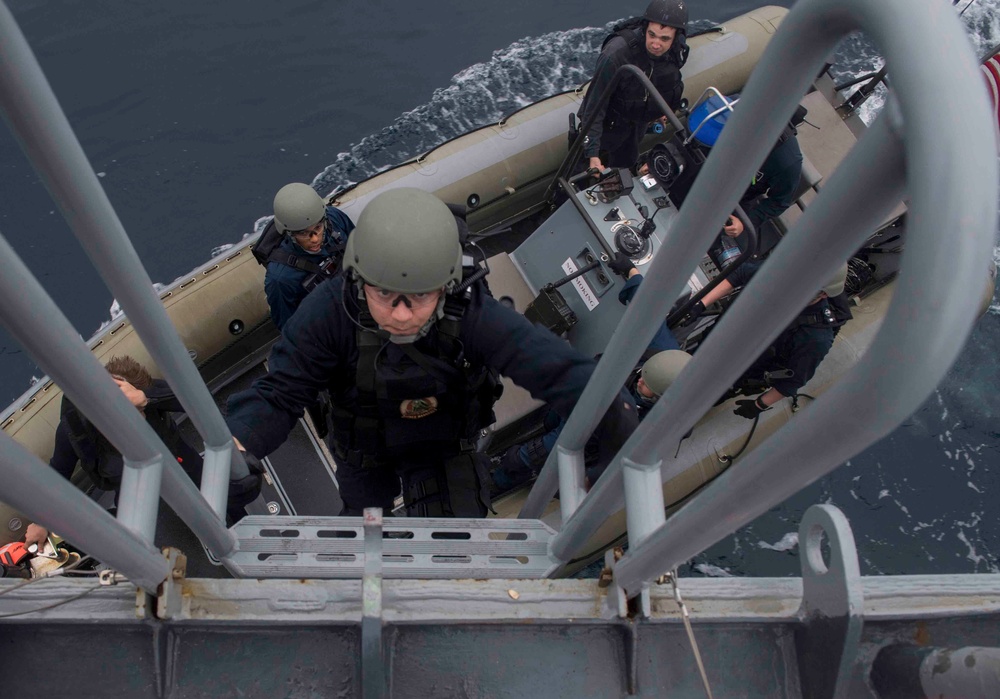 USS Lake Erie (CG 70) conducts VBSS