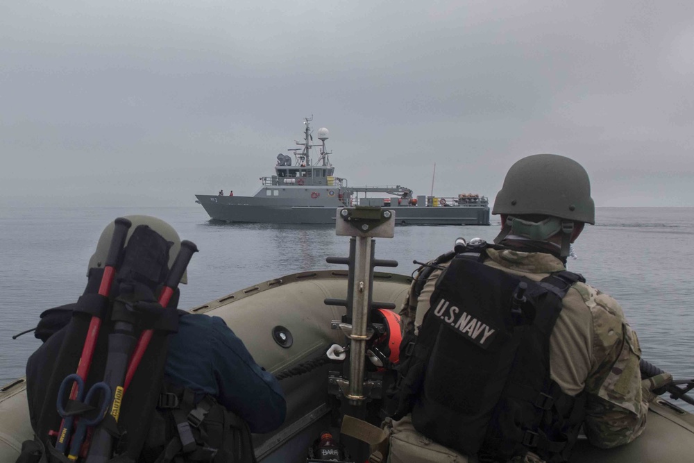 USS Lake Erie (CG 70) conducts VBSS