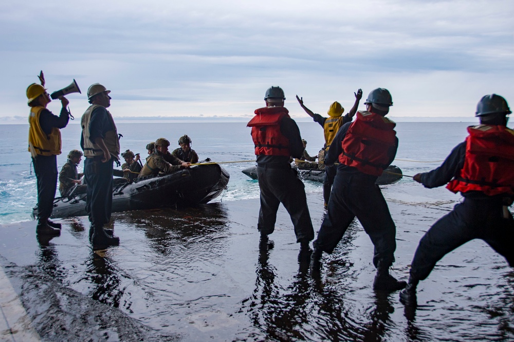 USS Bonhomme Richard (LHD 6) 31st MEU Maritime Raid Force Helo Cast