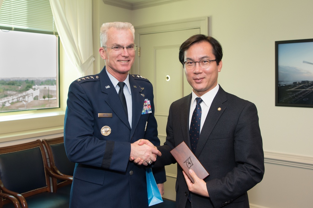 DSD Meets with Republic of Korea Chairman Young-woo Kim