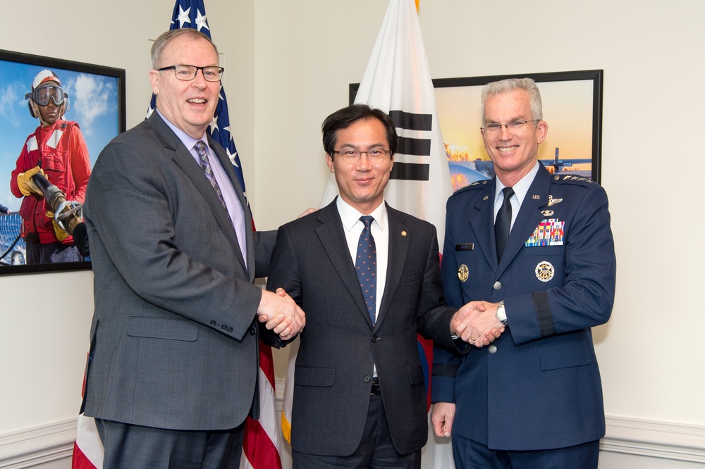 DSD Meets with Republic of Korea Chairman Young-woo Kim
