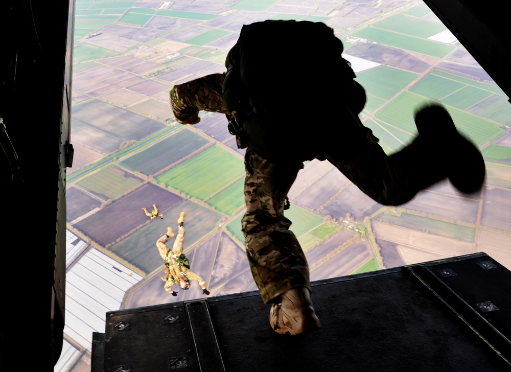 DVIDS - Images - 352 SOW Airmen practice free fall over Mildenhall ...