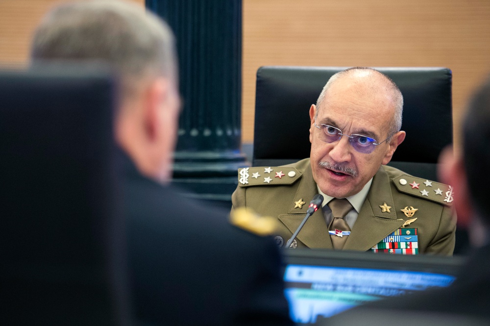 U.S. Army Chief of Staff Gen. Mark A. Milley meets with Italian Chief of the Army Lt. Gen. Danilo Errico and Italian Army soldiers in Rome, Italy, Oct. 28, 2016.