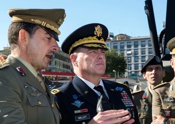 U.S. Army Chief of Staff Gen. Mark A. Milley meets with Italian Chief of the Army Lt. Gen. Danilo Errico and Italian Army soldiers in Rome, Italy, Oct. 28, 2016.