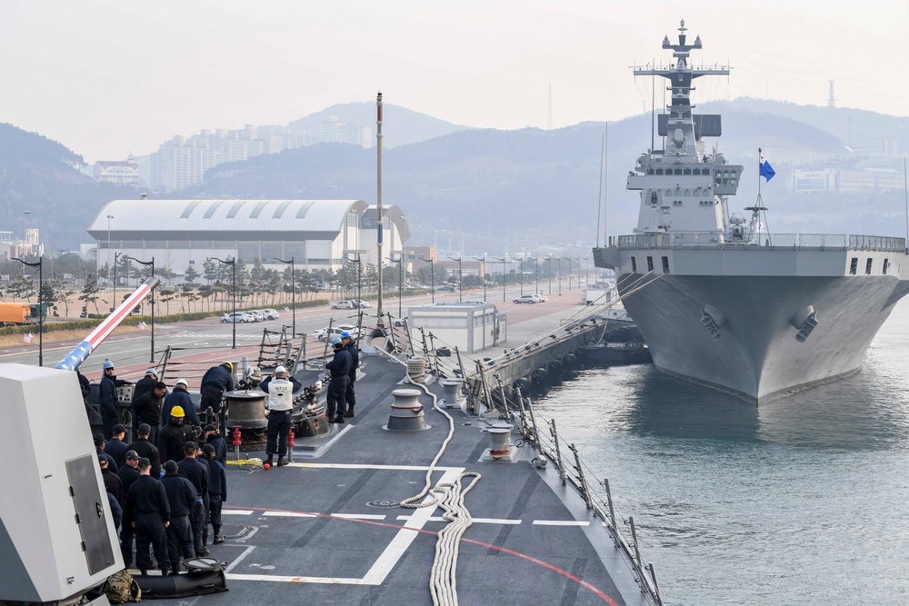 USS Wayne E. Meyer Departs Busan