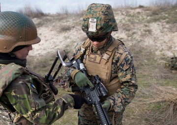 24th MEU FET trains with Romanian troops