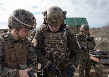 24th MEU FET trains with Romanian troops