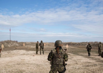 24th MEU FET trains with Romanian troops