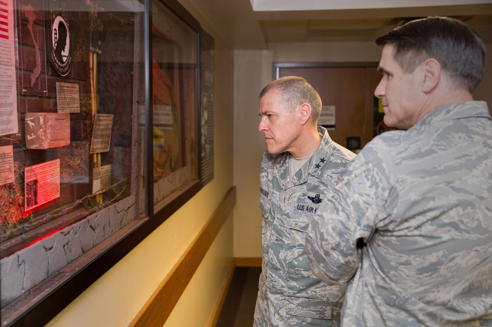 Eighth AF Commander visits 25th AF