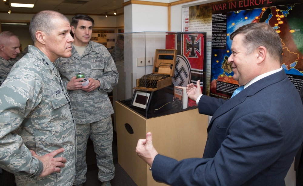 Eighth Air Force Commander visits 25th AF