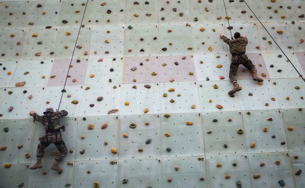 U.S. Recon Marines train side-by-side with Republic of Korea Marines