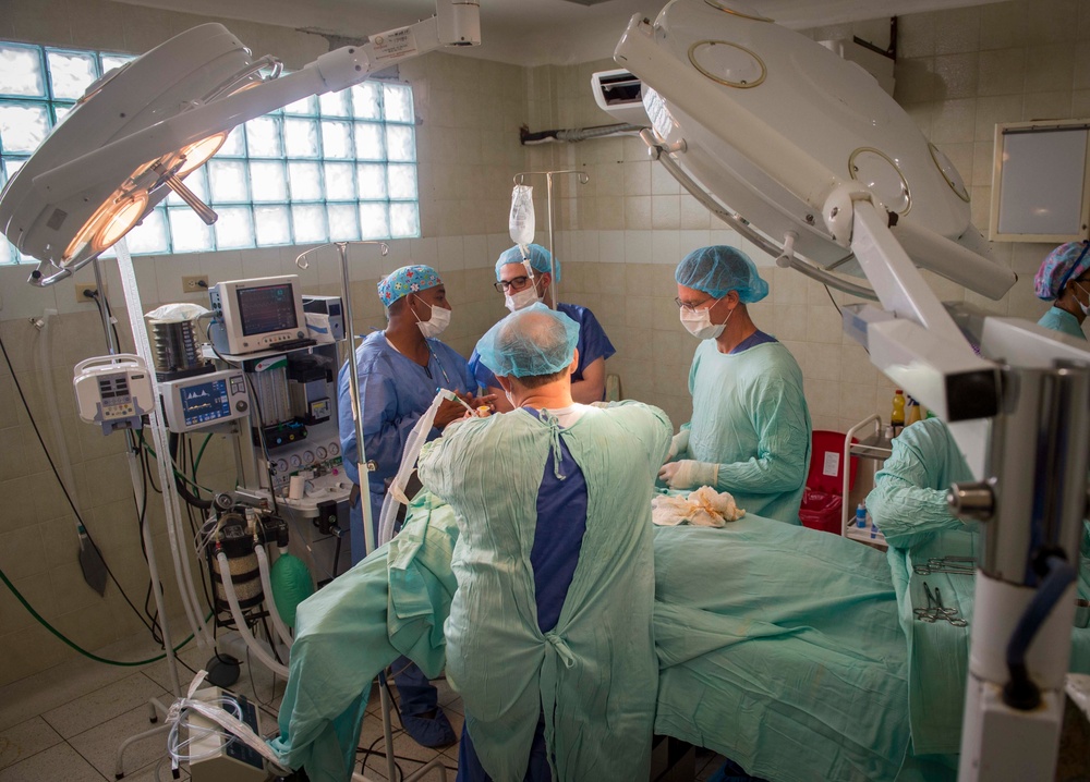 Cmdr. Christopher Crecelius Assists with Surgery in Riohacha Hospital During CP-17