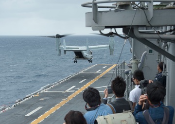 USS Bonhomme Richard (LHD 6) USS Ashland Departs