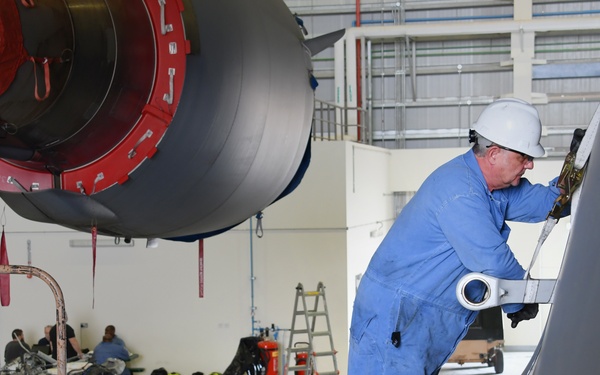 US, Qatari Emiri Air Forces build relations, fix aircraft