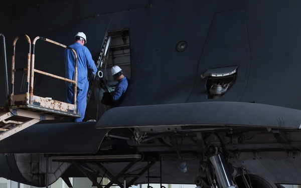 US, Qatari Emiri Air Forces build relations, fix aircraft