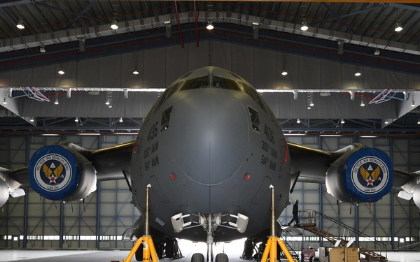 US, Qatari Emiri Air Forces build relations, fix aircraft