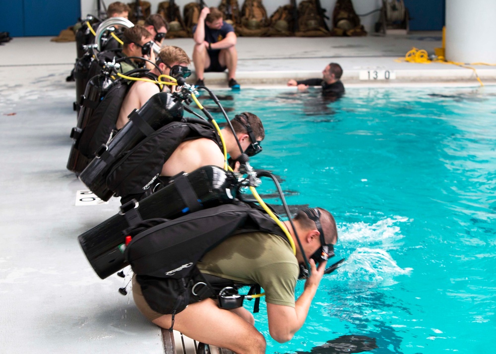 2nd Recon Bn maintains diving proficiency