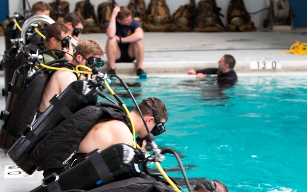 2nd Recon Bn maintains diving proficiency