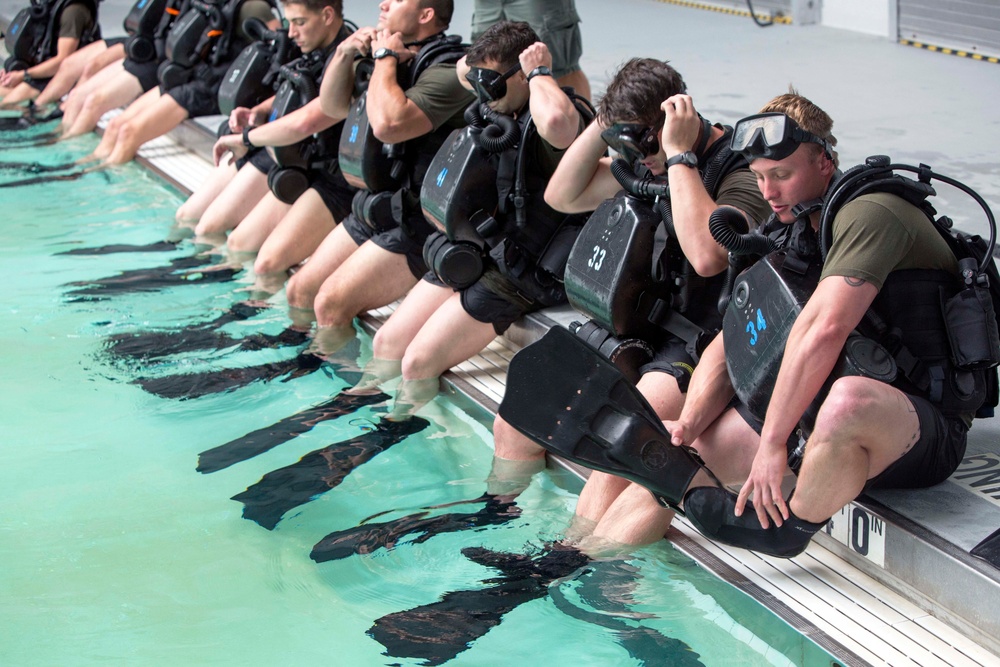 2nd Recon Bn maintains diving proficiency