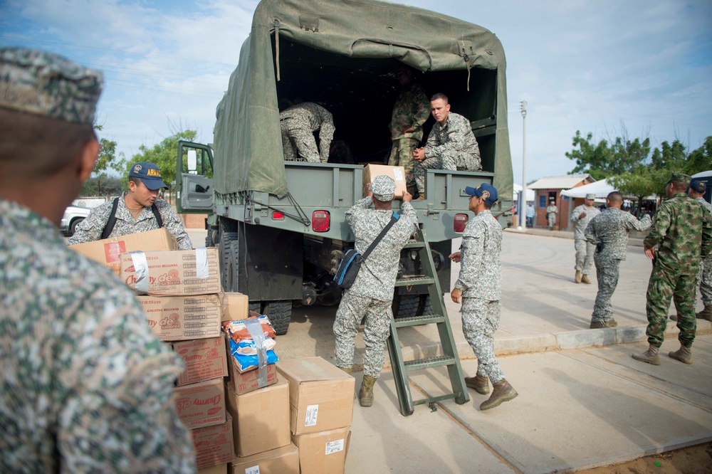 Colombian Service Members Move Supplies During CP-17