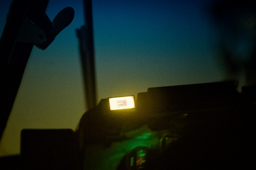 Airmen, Marine participate in Jump training