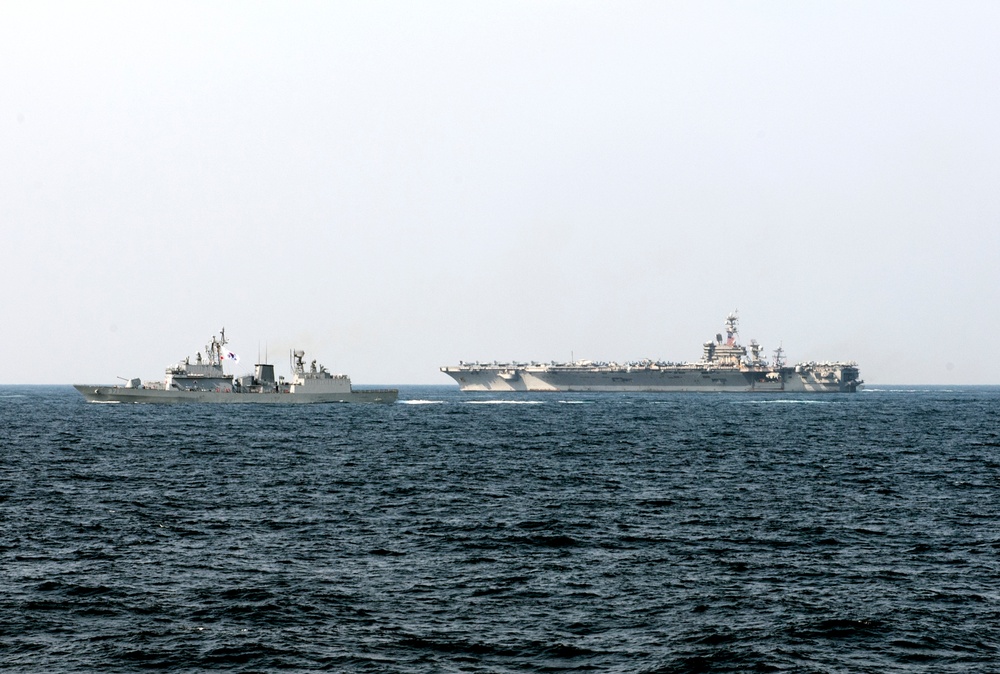 USS Carl Vinson (CVN 70) and Republic of Korea Navy ship Gwanggaeto (DD 971) Transit