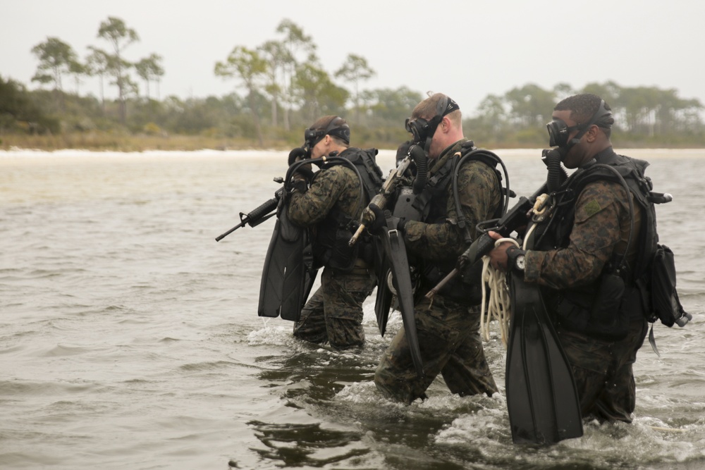 3rd Force Reconnaissance Co. Execute Dive Operations Training