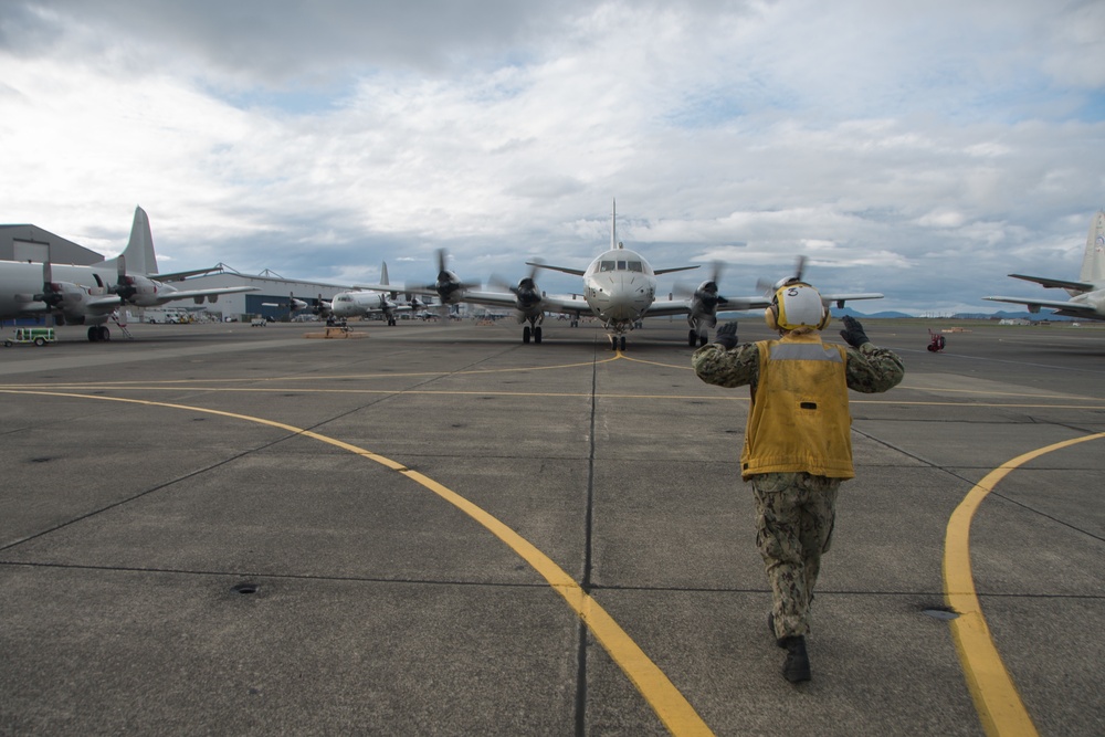 VP-40 Flies All-Female Crew