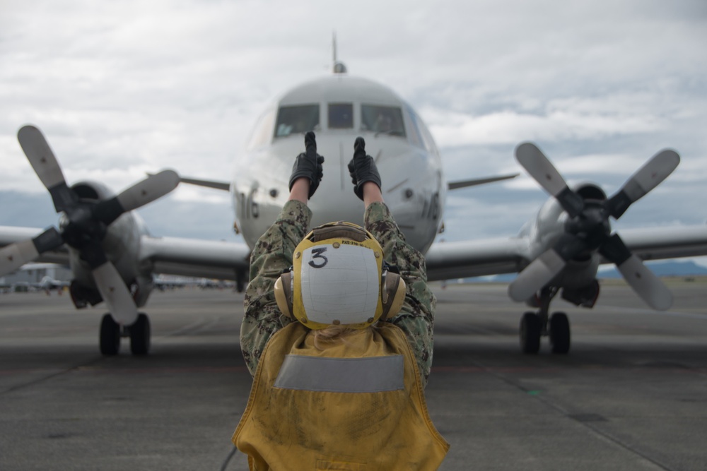 VP-40 Flies All-Female Crew