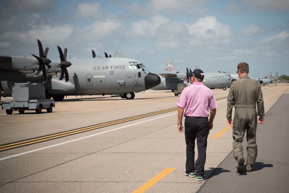 PGA golfer visits 403rd Wing