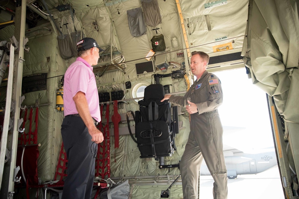 PGA golfer visits 403rd Wing