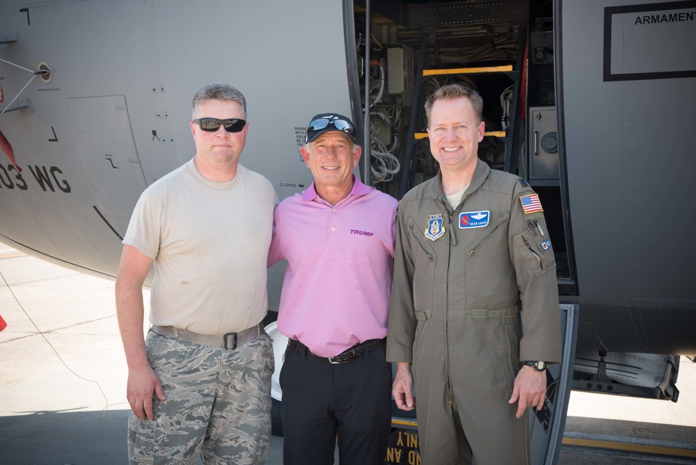 PGA golfer visits 403rd Wing