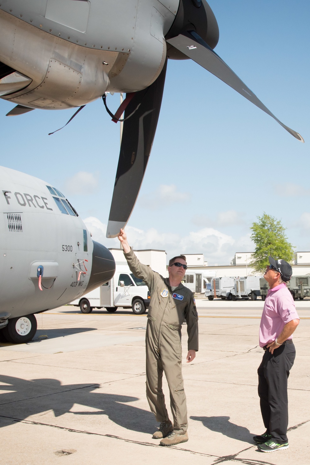 PGA golfer visits 403rd Wing