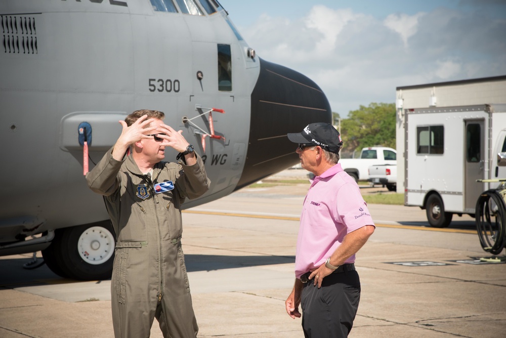 PGA golfer visits 403rd Wing