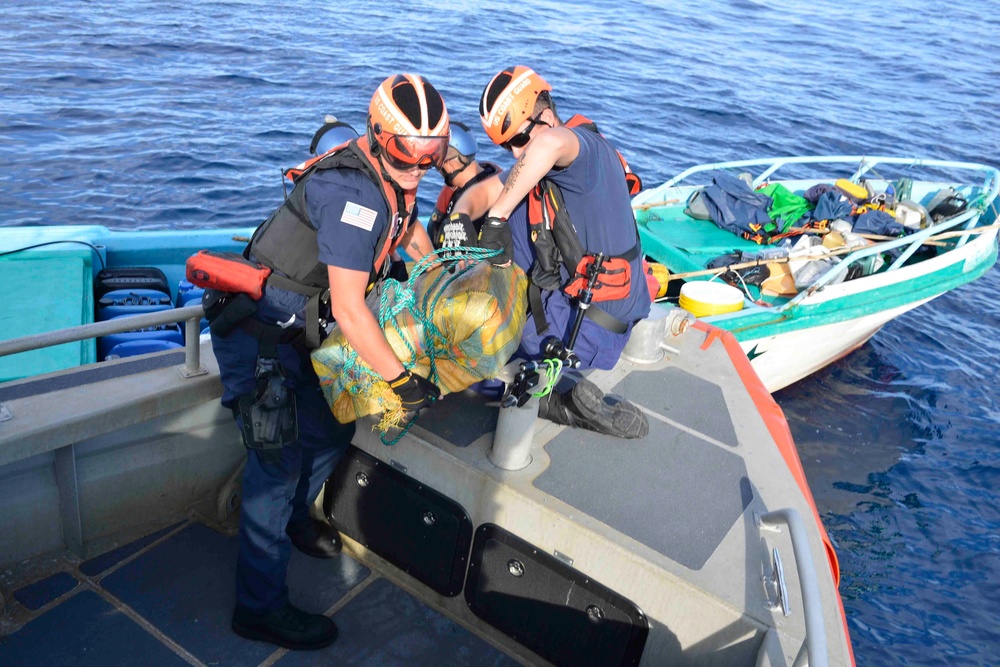 Coast Guard Cutter Stratton crew apprehends suspected smugglers in Eastern Pacific Ocean