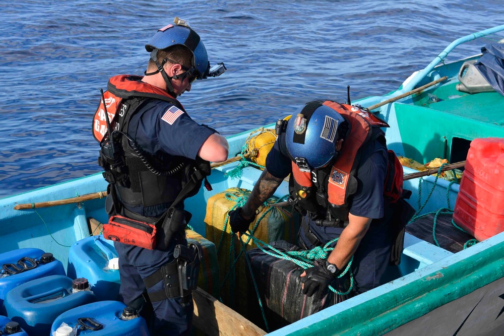 Coast Guard Cutter Stratton crew apprehends suspected smugglers in Eastern Pacific Ocean