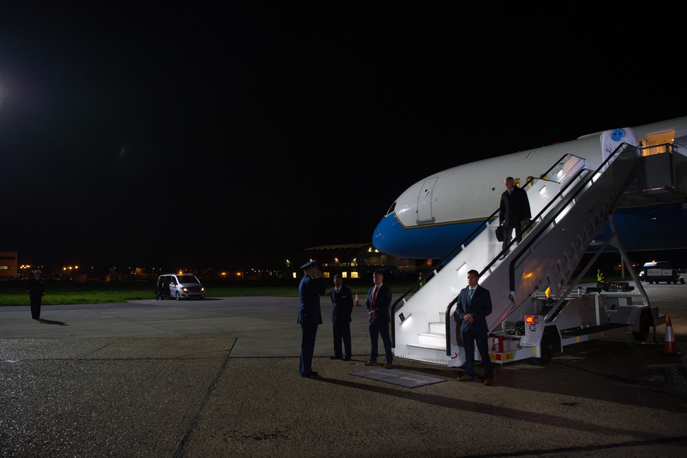 SD arrives in London