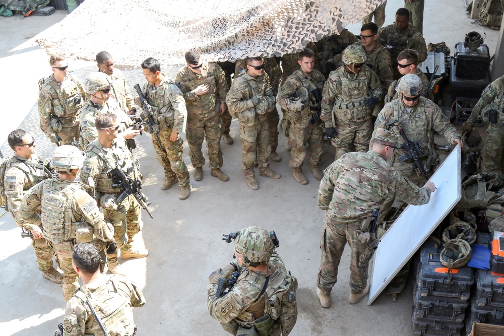 Maj. Gen. Martin visits 2nd Brigade, 82nd Airborne patrol base in Iraq