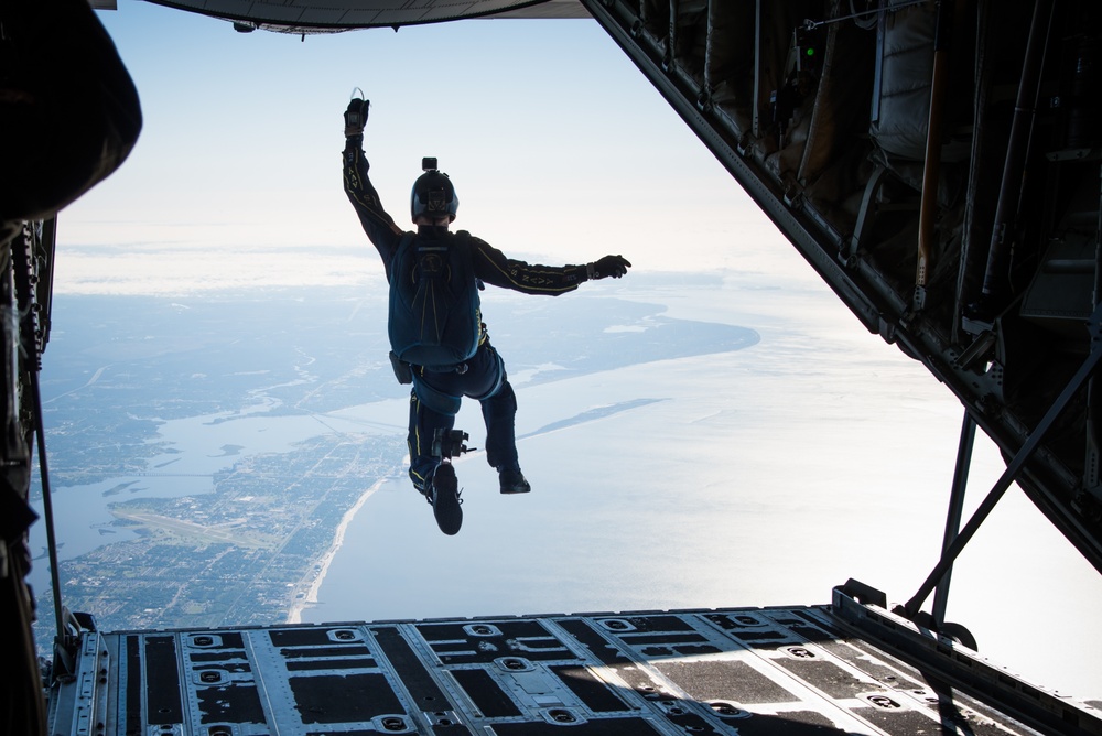 U.S. Navy Leap Frogs and Gulfport mayor fly with Jennies