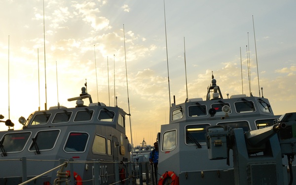 Elite Special Forces from GCC and U.S. simulate a raid on hijacked tanker