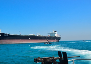 Elite Special Forces from GCC and U.S. simulate a raid on hijacked tanker