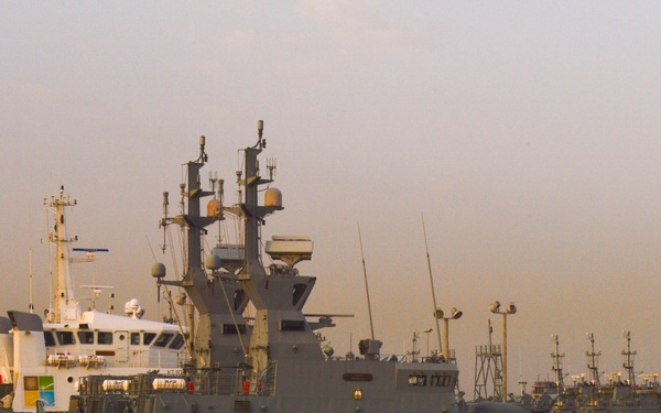 Elite Special Forces from GCC and U.S. simulate a raid on hijacked tanker