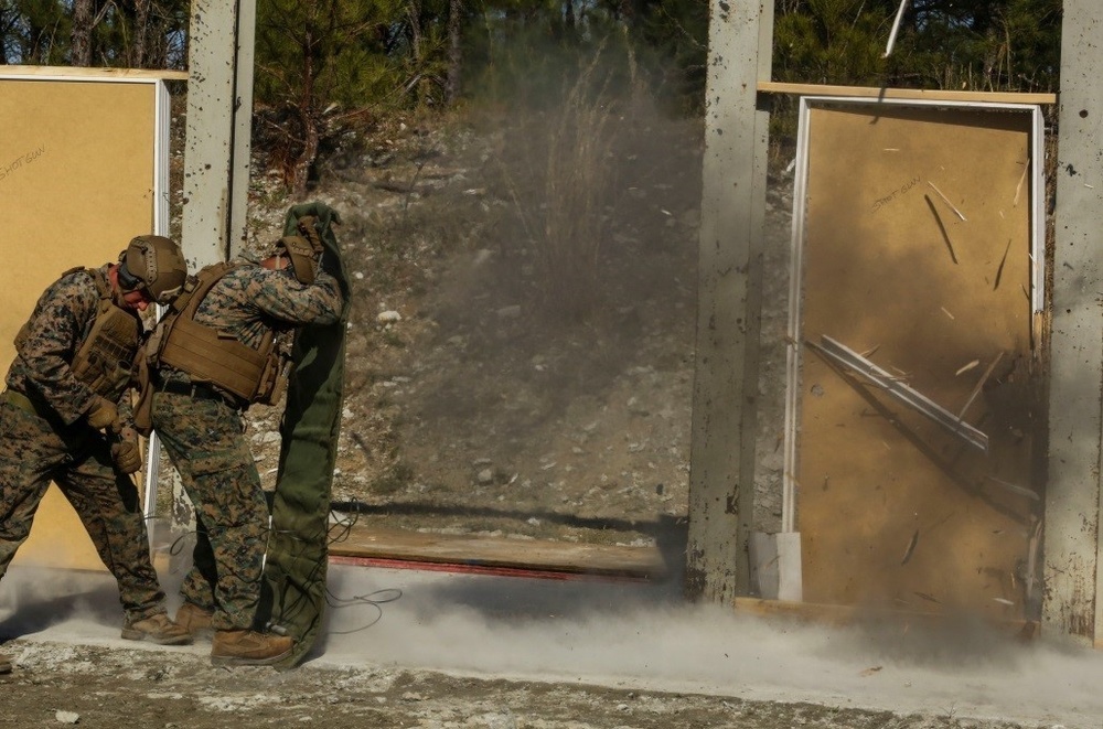 Breaching Operations: Recon Marines let themselves in